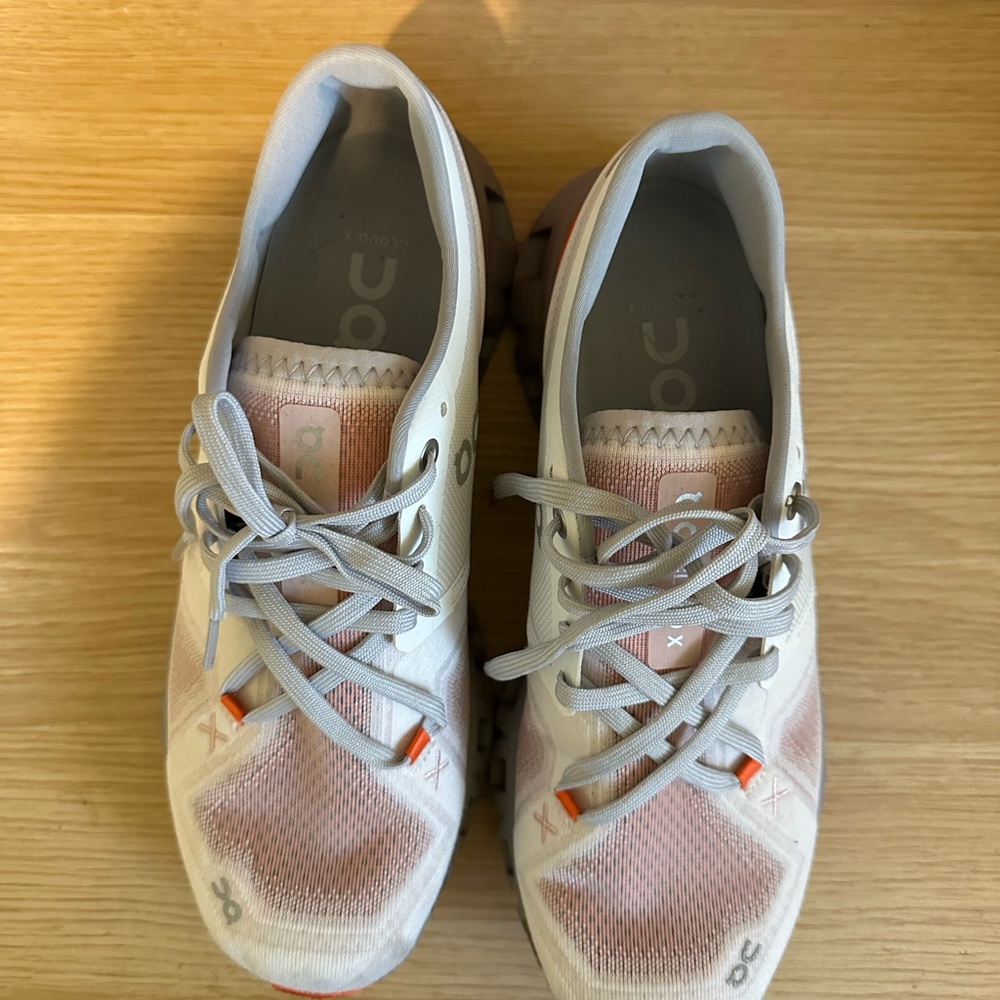 « SOLD » On Running White and Orange Athletic Shoes
